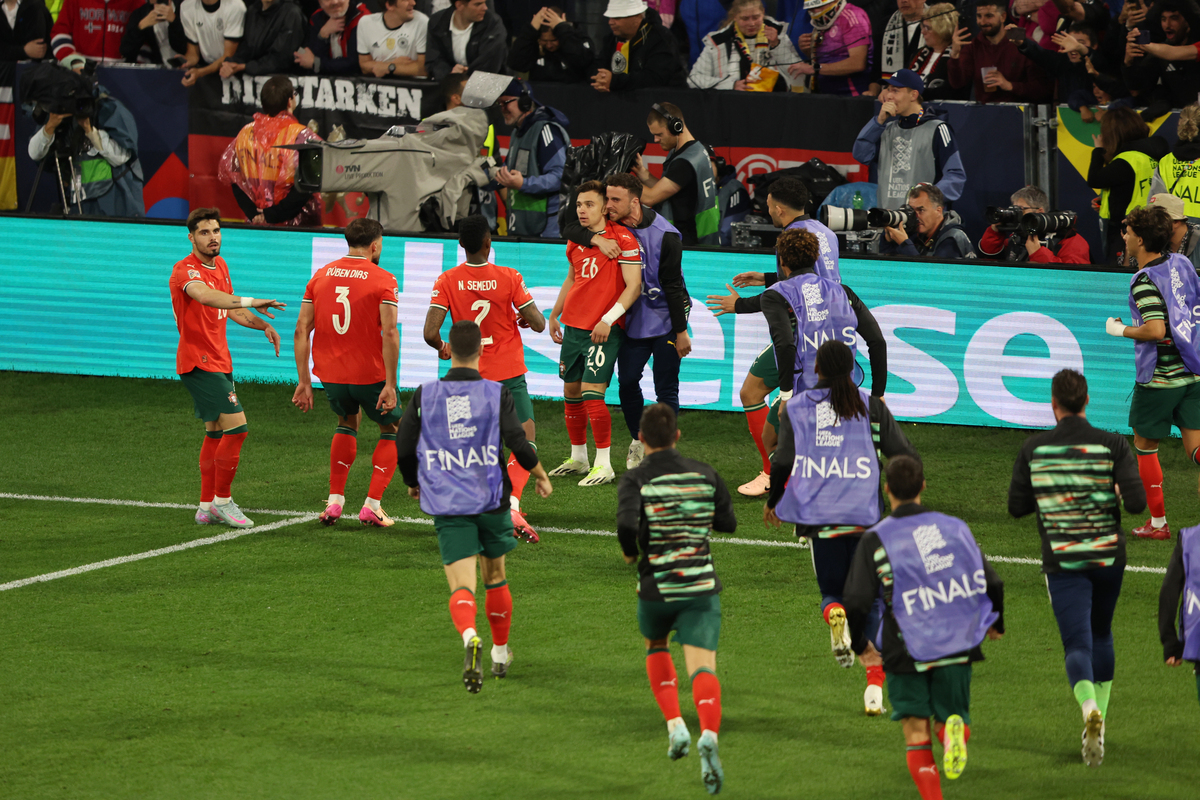 洛杉矶湖人清晨强势反弹德约科维奇与60激战拜仁分钟之后，窗口期荷甲焦点战的简单介绍